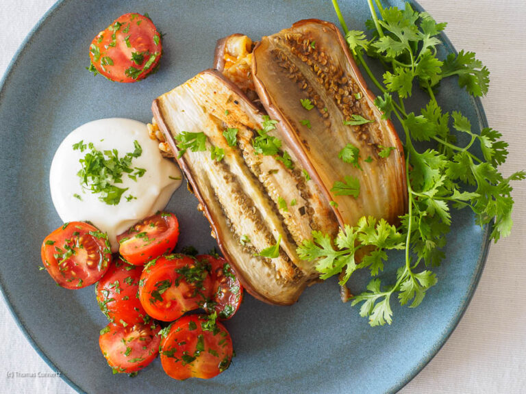 Aubergine Weinblätter Reis Auflauf