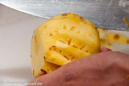 Baby-Ananas schälen Schritt 4