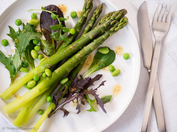 Grüner Spargel-Salat mit Erbsen und Edamamame