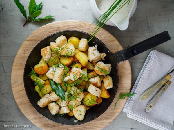 Hamburger Pannfisch mit Bratkartoffeln und einfacher Senfsauce ...