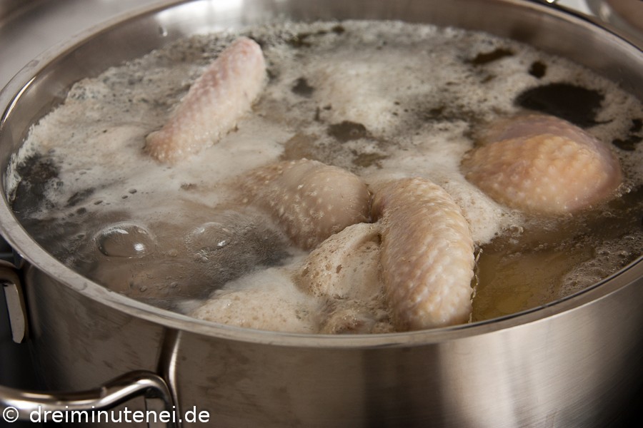 Hühnerbrühe kochen: Schaum abschöpfen