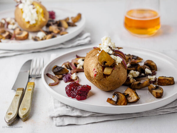 Gefüllte Kartoffeln mit Pilzen, Feta und Preiselbeeren - Dreiminutenei Gefüllte Kartoffeln mit Pilzen, Feta und Preiselbeeren - Dreiminutenei