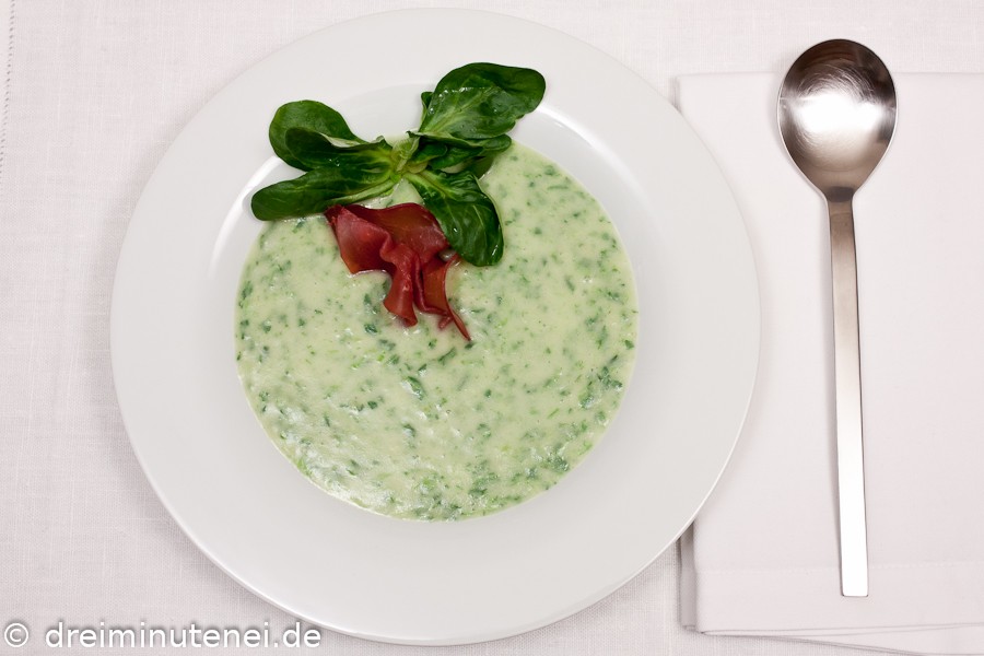 Kartoffelcreme-Suppe mit Feldsalat und Parmesan