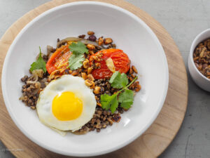 Linsen Tomaten Crumble Ei