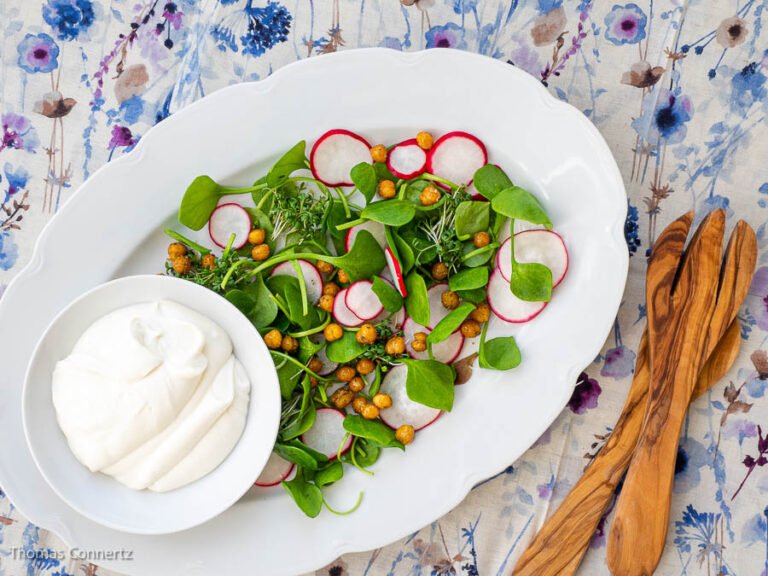 Postelein-Salat mit Radieschen und gebackenen Kichererbsen - Dreiminutenei