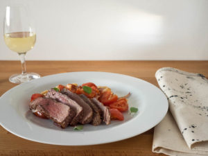Steak mit Canellini Bohnen und Tomaten
