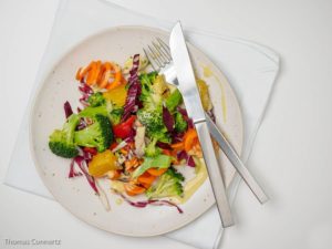 Salat Brokkoli Moehre Radicchio Paprika