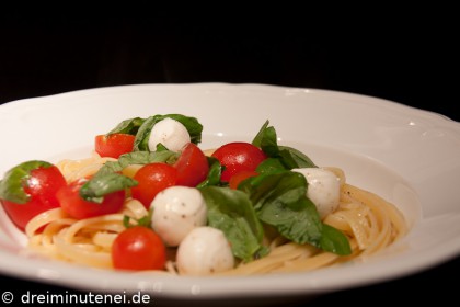Spaghetti Tomaten Mozzarella Basilikum