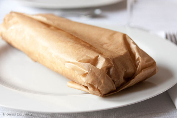 Spargel in Pergamentpapier