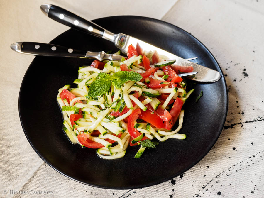 Zucchini-Salat mit Tomaten und Minze