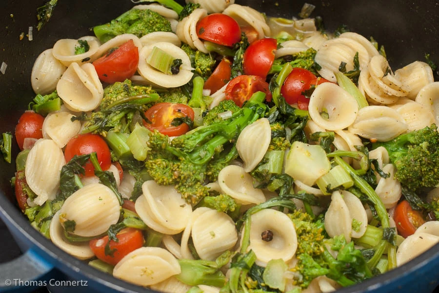Cima di Rapa mit Tomaten und Orecchiete - Dreiminutenei