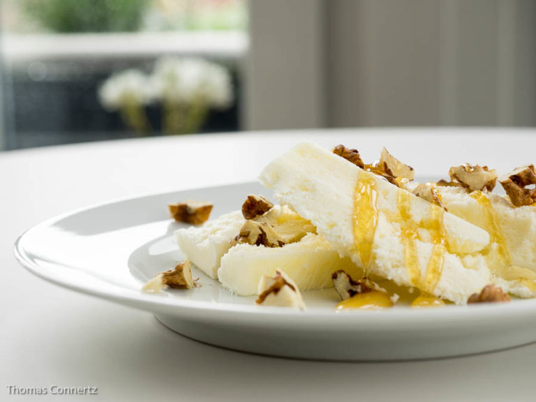 Parfait von Ziegen-Frischkäse mit Walnüssen und Honig